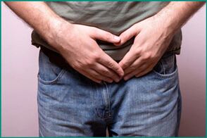 Un hombre tiene prostatitis crónica