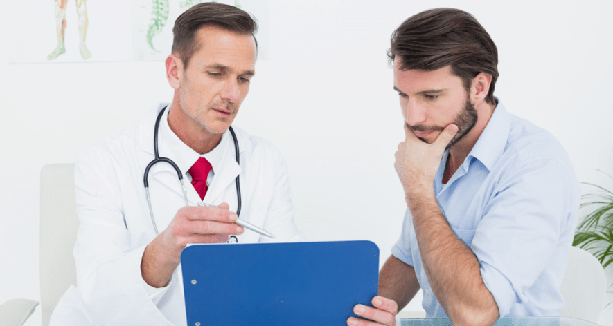 El médico prescribe medicamentos para la prostatitis.